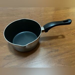 TABLETOPS Sauce Pan | Silver/Black | Aluminum Saucepan w/ Solid Silicone Handle